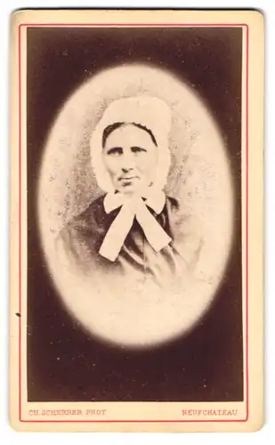 Fotografie Ch. Scherrer, Neufchateau, Portrait betagte Dame mit Rüschenhaube