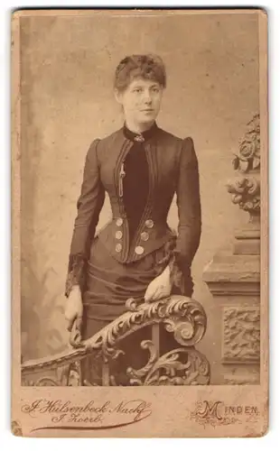 Fotografie J. Hülsenbeck, Minden i. W., Marienwallstrasse 1, Portrait schöne junge Frau im prachtvollen Kleid