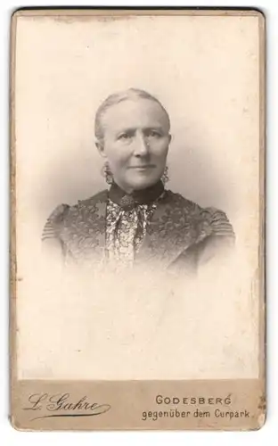Fotografie L. Gahre, Godesberg, Portrait einer elegant gekleideten Frau mit edler Stickerei an der Bluse