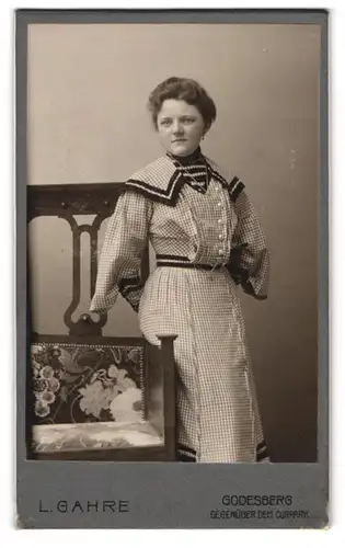 Fotografie L. Gahre, Godesberg, Portrait junge Frau im karierten Kleid