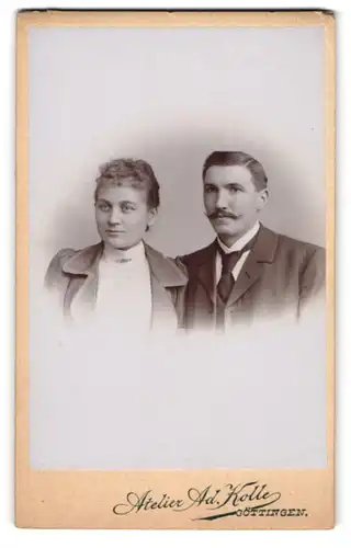 Fotografie Ad. Kolle, Göttingen, Prinzenstr. 18, Portrait eines elegant gekleideten Paares