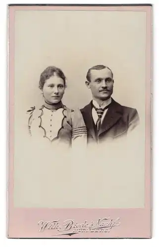 Fotografie Wilh. Biede's Nachf., Nürnberg, Ringstr. 65, Portrait eines elegant gekleideten jungen Paares