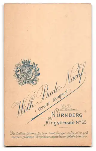 Fotografie Wilh. Biede's Nachf., Nürnberg, Ringstr. 65, Portrait eines elegant gekleideten jungen Paares
