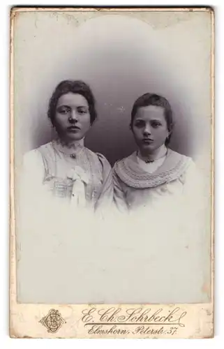 Fotografie E. Ch. Schrbeck, Elmshorn, Peterstr. 37, Portrait zwei hübsche Mädchen in schönen Kleidern