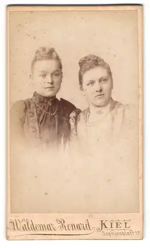 Fotografie Waldemar Renard, Kiel, Sophienblatt 18, Portrait zwei schöne junge Frauen in eleganten Kleidern