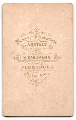 Fotografie H. Schumann, Flensburg, Holm 1, Portrait eines elegant gekleideten jungen Paares