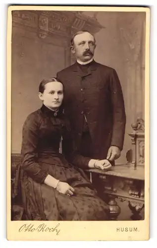 Fotografie Otto Koch, Husum, Suderstr. 152, Portrait eines elegant gekleideten Paares