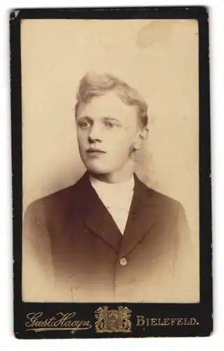 Fotografie Gust. Haeyn, Bielefeld, Obernthorwall 25, Portrait blonder junger Mann im Jackett