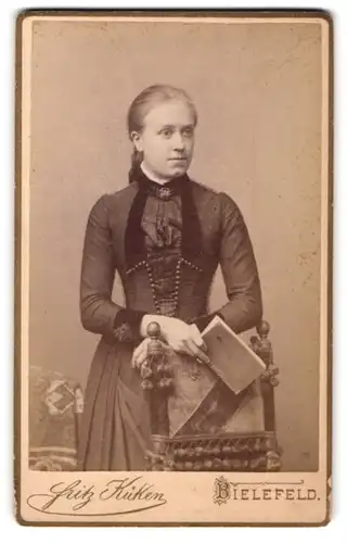 Fotografie Fritz Küken, Bielefeld, Neumarkt 20, Portrait bildschönes Fräulein hält ein Buch in der Hand