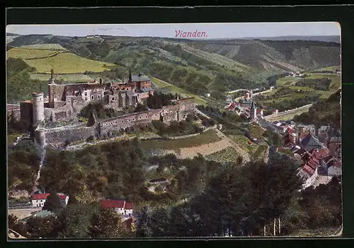 AK Vianden, Blick auf das Schloss und die Stadt darunter im Tal