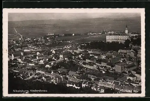 AK Nikolsburg a. d. Niederdonau, Generalansicht der Stadt mit dem Schloss