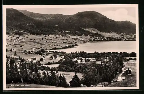 AK Aredaledn med Öster, Blick auf die Siedlung am Seeufer