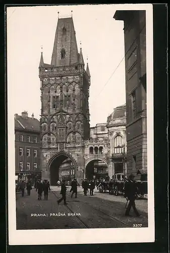 AK Prag / Praha, Prasna Brana, Passanten am städtischen Turm