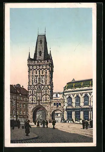 AK Prag / Praha, Passanten auf der Strasse vor dem Pulverturm