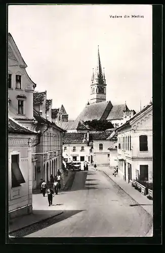 AK Medias, Passanten auf der Strasse, Blick zum Kirchturm