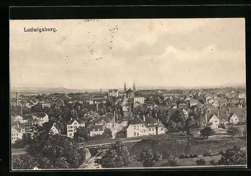 AK Ludwigsburg, Generalansicht der Stadt, Blick zur Dreieinigkeitskirche