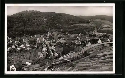 AK Nagold im Schwarzwald, Generalansicht der Stadt im Tal, die Bahnstrecke im Vordergrund
