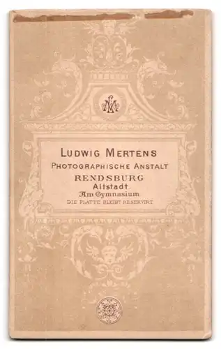 Fotografie Ludwig Mertens, Rendsburg, Am Gymnasium, Zierliche Dame im dunklen Kleid
