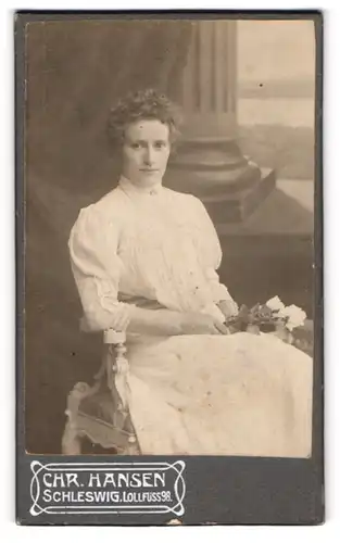 Fotografie Hansen, Schleswig, Lollfuss 98, Attraktive Dame in weissem Kleid