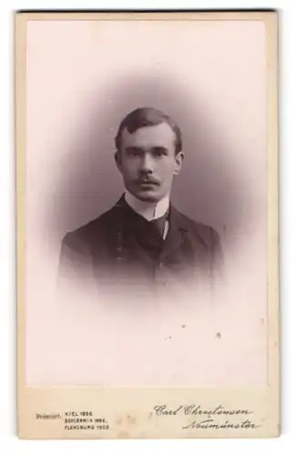 Fotografie Christensen, Neumünster, Junger Mann mit edler Ausstrahlung