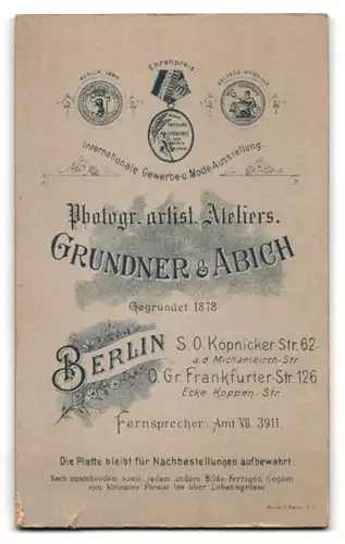 Fotografie Grundner & Abich, Berlin, Köpenicker Strasse 62, Junger Mann in schickem Anzug