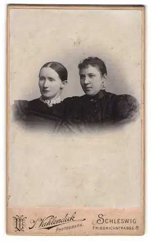 Fotografie J. Vahlendick, Schleswig, Friedrichstrasse 8, Frauen in Puffärmelkleidern