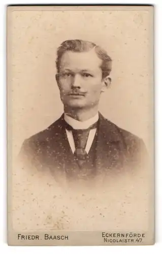 Fotografie Friedrich Baasch, Eckernförde, Nicolaistrasse 47, Mann im äusserst schicken Anzug