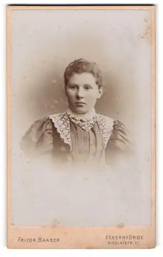 Fotografie Friedrich Baasch, Eckernförde, Nicolaistrasse 47, Dame mit verziertem Kragenkleid