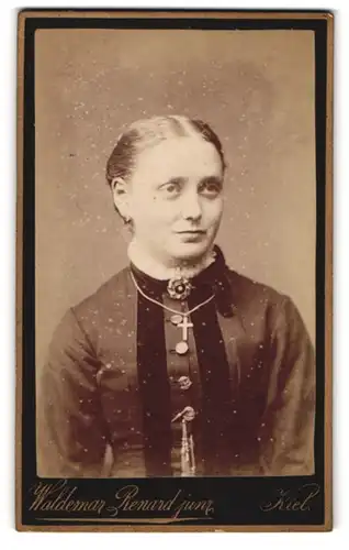 Fotografie Renard, Kiel, Sophienblatt 18, Frau mit freundlichem Blick und Kreuzhalskette