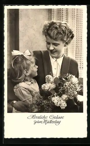 AK Mutter und Tochter mit Blumen, Muttertag