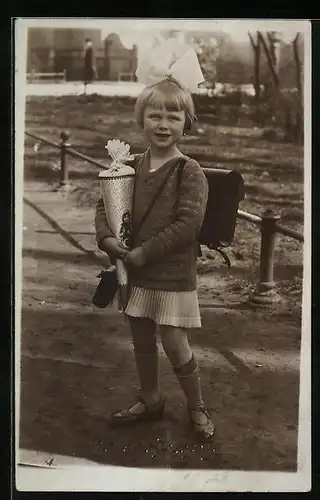 Foto-AK Mädchen mit Schleife zum Schulanfang
