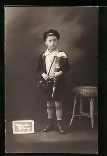 Foto-AK Knabe mit Kappe und Zuckertüte, Schulanfang