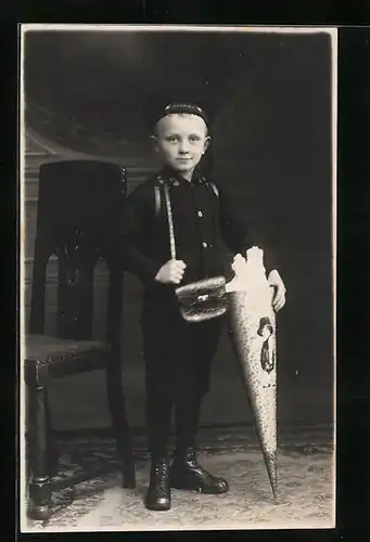 Foto-AK Stolzer Knabe beim Schulanfang