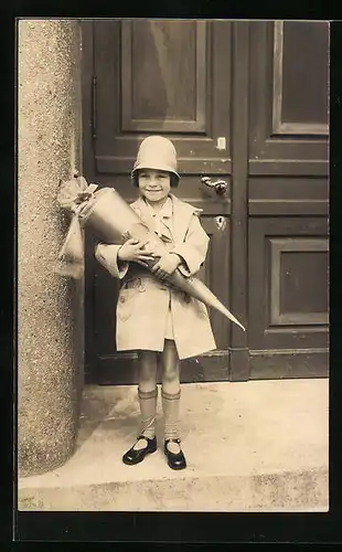 Foto-AK Stolzes Mädchen mit Zuckertüte, Schulanfang