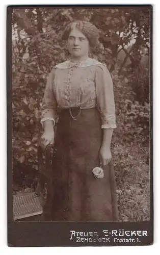Fotografie E. Rücker, Zehdenick, Poststr. 1, Junge Dame in hübscher Bluse und Rock