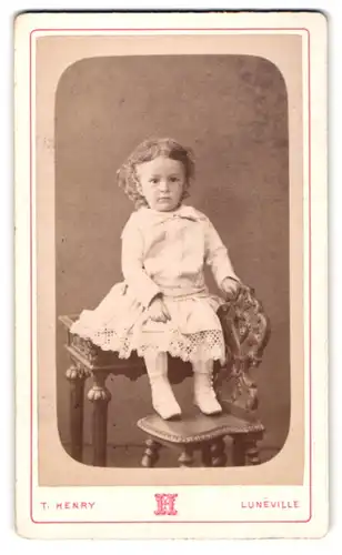 Fotografie T. Henry, Lunéville, 3, Place du Chateau, Kleines Mädchen in hübscher Kleidung