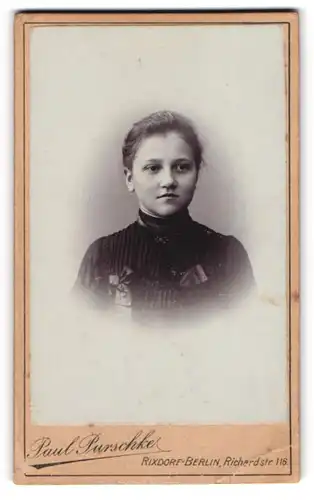 Fotografie Paul Purschke, Berlin-Rixdorf, Richardstr. 116, Junge Dame mit zurückgebundenem Haar