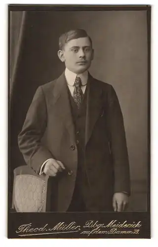 Fotografie Theodor Müller, Duisburg-Meiderich, Auf dem Damm 79, Junger Herr im Anzug mit Krawatte