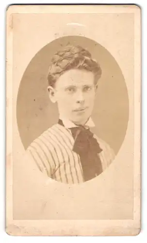 Fotografie H. Mehlert, Itzehoe, Junge Dame mit Hochsteckfrisur