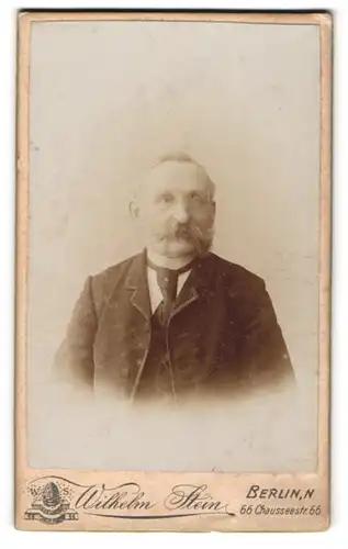 Fotografie Wilhelm Stein, Berlin, Chaussee-Str. 66, Älterer Herr im Anzug mit Bart