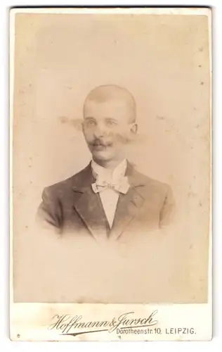 Fotografie Hoffmann & Jursch, Leipzig, Dorotheenstr. 10, Junger Herr im Anzug mit Moustache