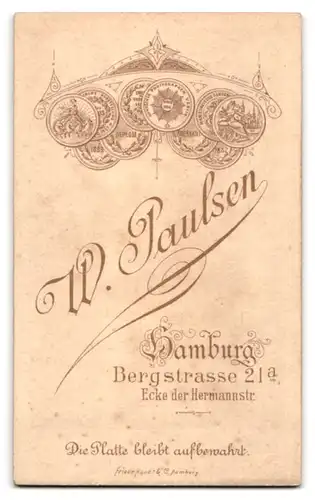 Fotografie W. Paulsen, Hamburg, Bergstr. 21 a, Junger Herr im Anzug mit Fliege