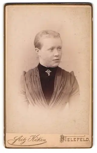 Fotografie Fritz Küken, Bielefeld, Neumarkt 20, Junge Dame im Kleid mit Kragenbrosche