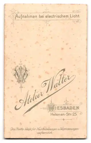 Fotografie Atelier Walter, Wiesbaden, Helenen-Str. 25, Süsses Kleinkind im Hemd mit nackigen Füssen