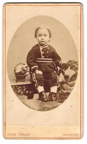 Fotografie Ernst Ulbrich, Stralsund, Ossenreyer-Str. 13, Kleiner Junge in hübscher Kleidung