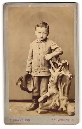 Fotografie Gebr. Brändlein, Schweinfurt, Bauerngasse 47, Kleiner Junge in zeitgenössischer Kleidung