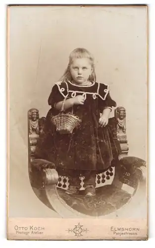 Fotografie Otto Koch, Elmshorn, Panjestr., Mädchen im Samtkleid mit einem Korb