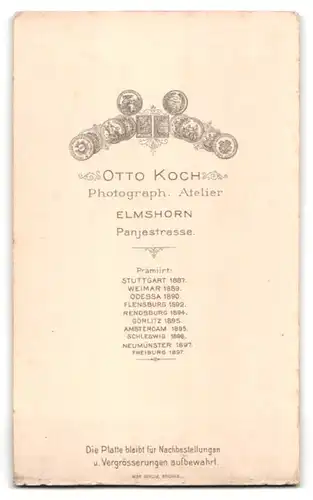 Fotografie Otto Koch, Elmshorn, Panjestr., Mädchen im Samtkleid mit einem Korb