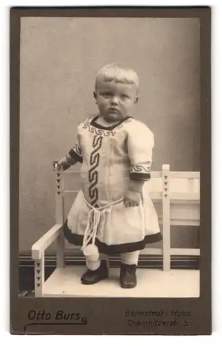Fotografie Otto Burs, Barmstedt i. Holst., Chemnitzerstr. 5, Kleines Kind im modischen Kleid