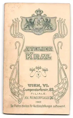Fotografie Atelier Kral, Wien, Gumpendorferstr. 83, Junger Herr im Anzug mit Zigarette